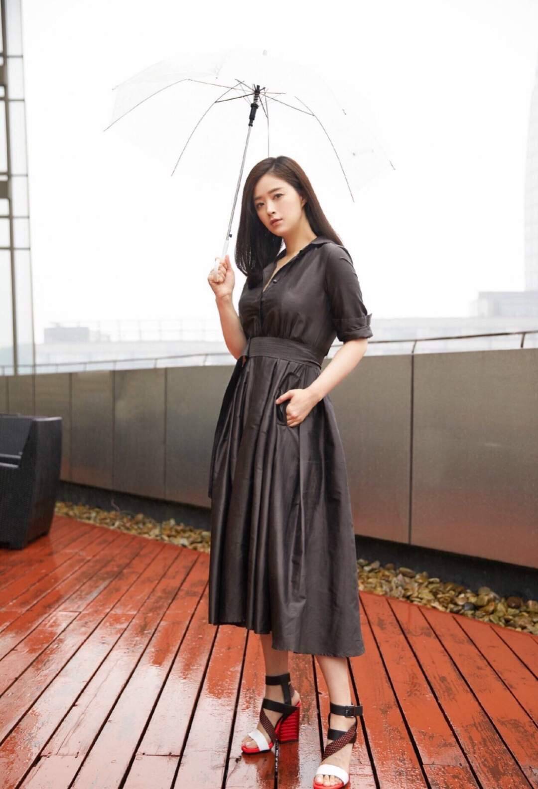 身材 蒋欣瘦下来真的太绝了，拍封面表现力爆棚，时髦到完全不敢认