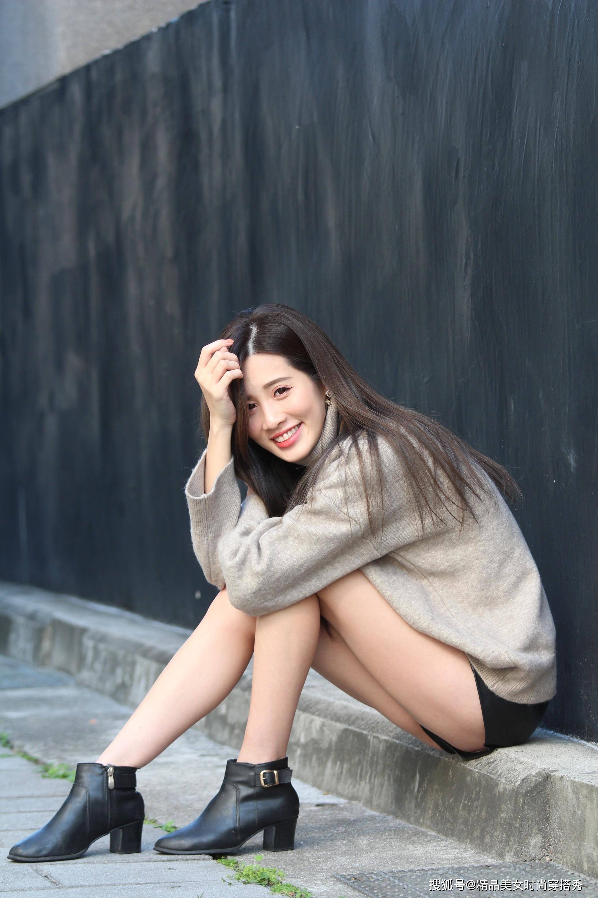 冬日 奶奶灰的针织毛衫,下搭黑色皮短裤,再挑一双高跟鞋,高挑又迷人