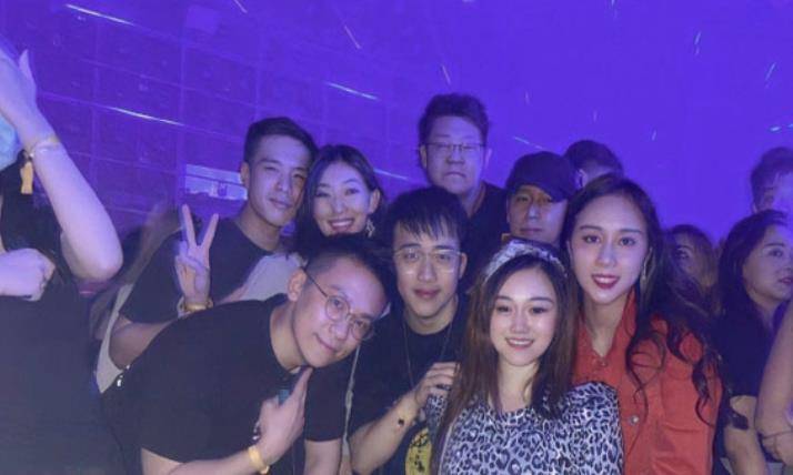 波浪 22岁何超欣办豪华生日派对，一袭黑裙搭配红唇，浑身散发着豪门范