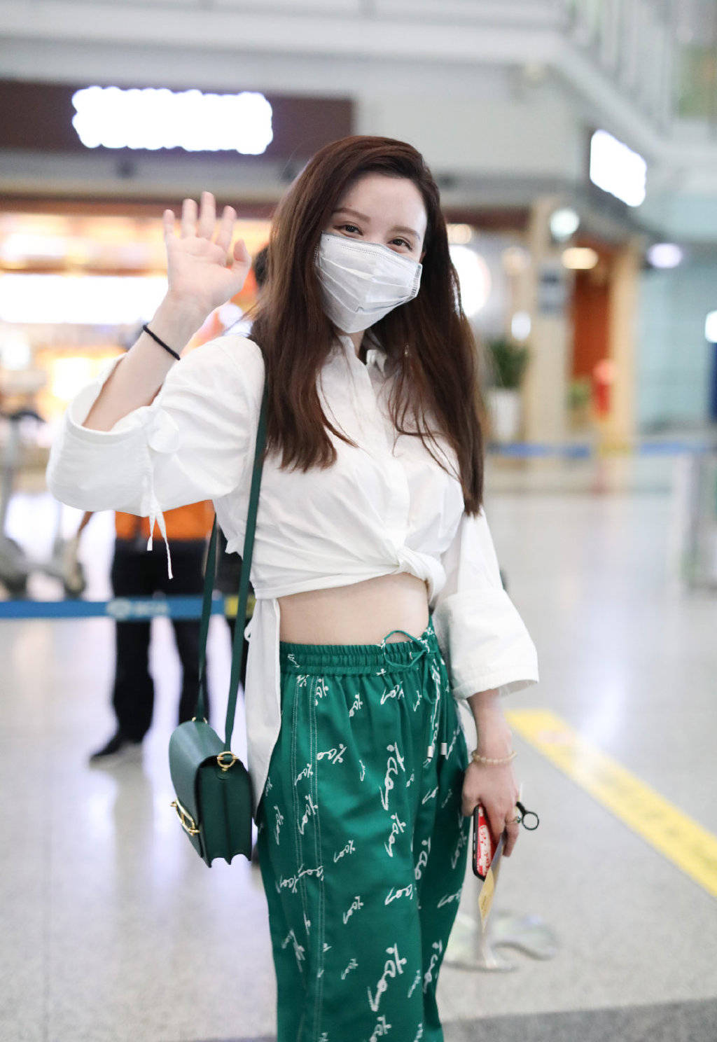 计划 张萌是来机场走秀吗？小马衬衫打个结，配阔腿背带裤大秀小蛮腰