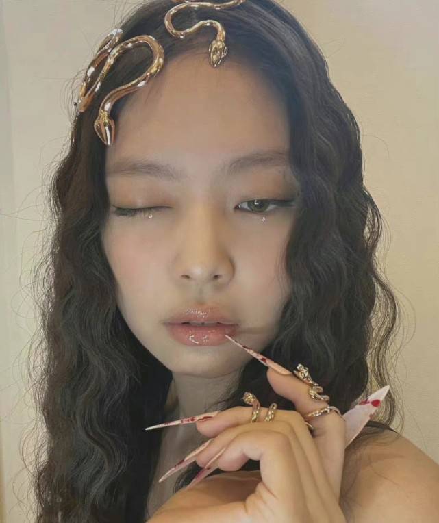 金智妮|Jennie美杜莎造型曝光，万圣节装扮好有感觉，cos的还原吗
