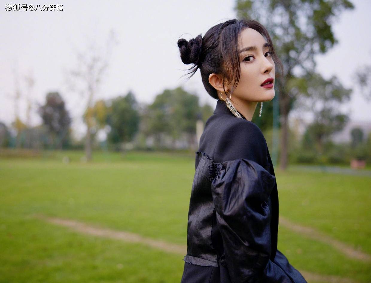 卫衣 杨幂又美出圈了，穿黑色连衣裙扎丸子头俏皮时髦，一点不像孩子妈