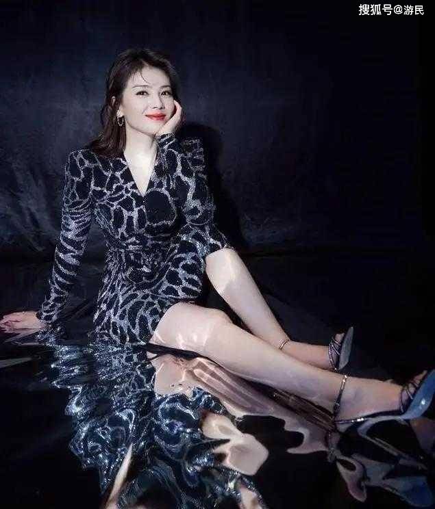 老公 谢杏芳178身材太惊艳，虎纹连衣裙大长腿好吸睛，比老公还要高