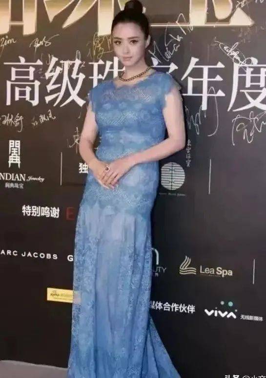 上半身 女星蒋欣瘦成Lisa 2.0？！到底什么情况呀…