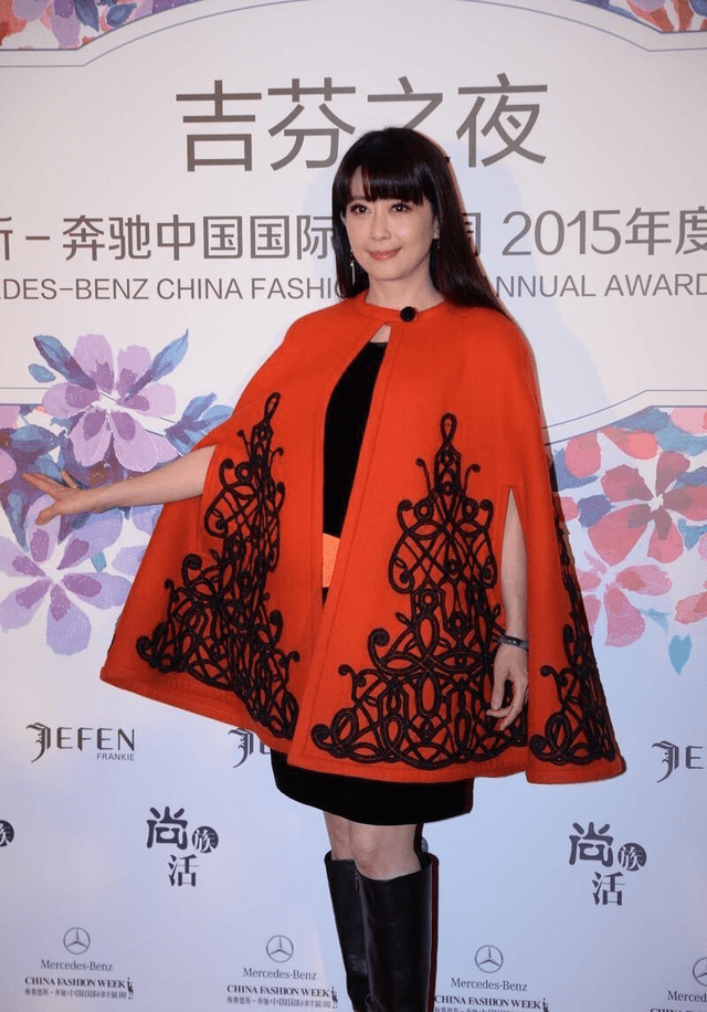 大衣 被51岁的孟庭苇美到了，穿红色斗篷大衣配骑士靴，看着像90后