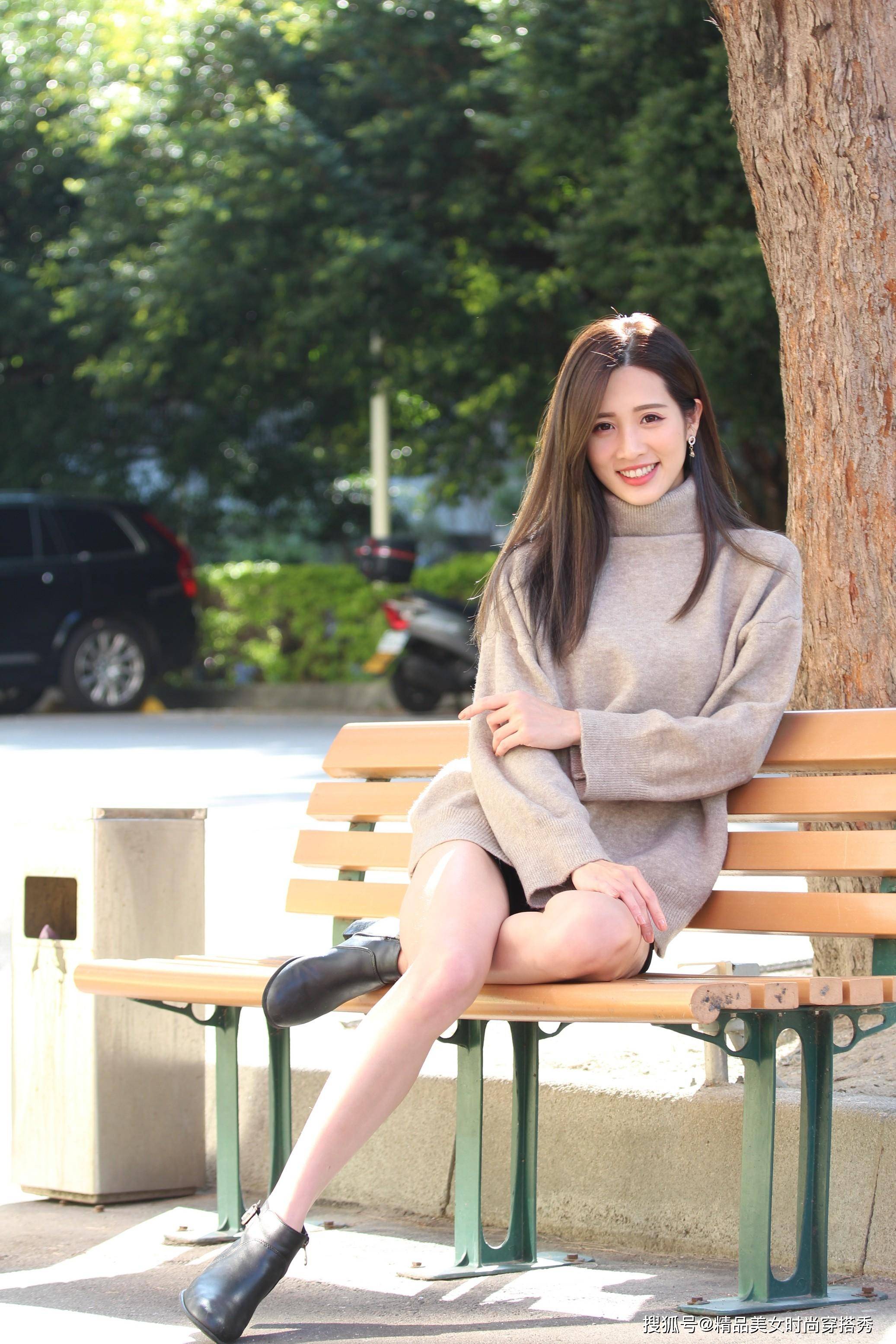 冬日 奶奶灰的针织毛衫,下搭黑色皮短裤,再挑一双高跟鞋,高挑又迷人