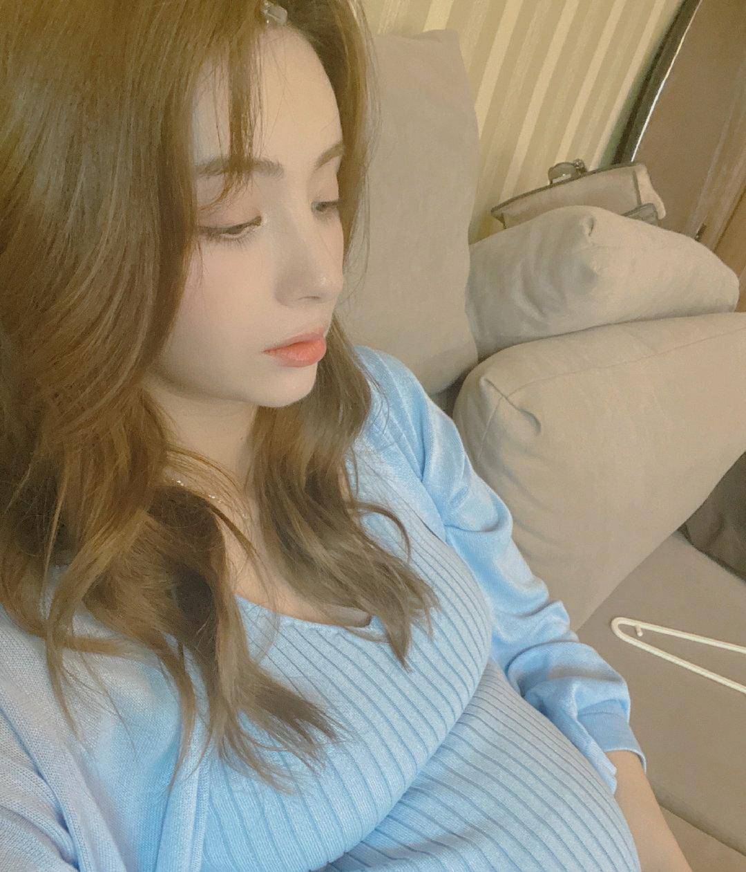 手部麦迪娜产后精心装扮跳手势舞，被眼尖网友发现手跟脸的颜色不一样