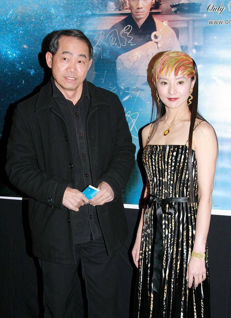 黑色 李赛凤真是挺大胆的，黑色吊带裙却配个“五彩头”，太吸睛了