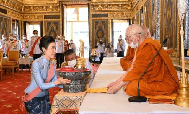图案 诗妮娜也节俭，同一件清爽蓝上衣多次穿，换条半身裙依然美得闪耀