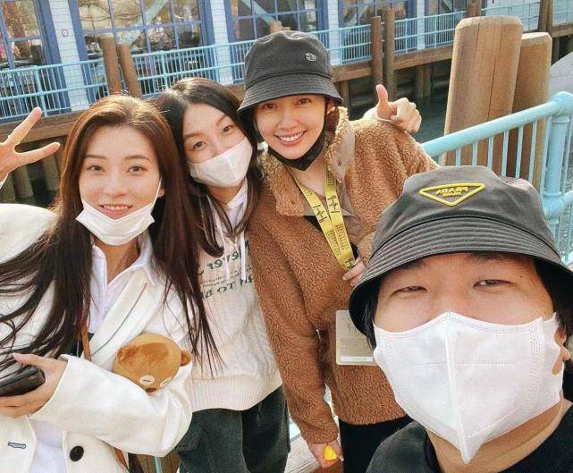 郭碧婷|向佐一家逛环球影城，cora在爸爸怀里熟睡，郭碧婷身形变圆润