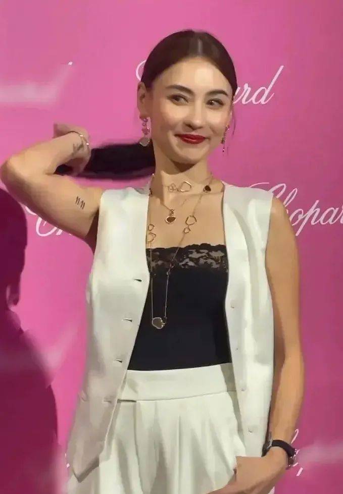 上半身 女星蒋欣瘦成Lisa 2.0？！到底什么情况呀…