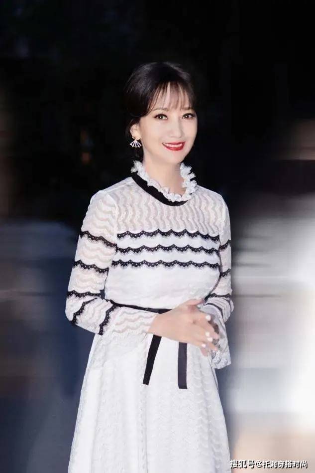 花衣服 女人50岁后，少穿花衣服，最好多穿这3种“颜色”，显白显气质