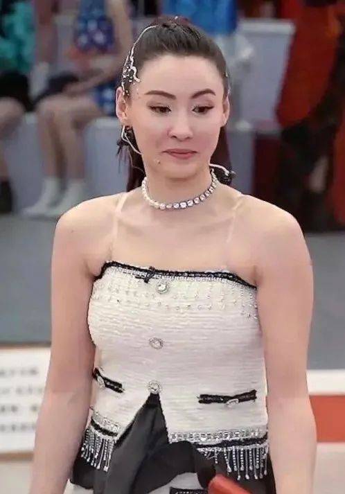 上半身 女星蒋欣瘦成Lisa 2.0？！到底什么情况呀…