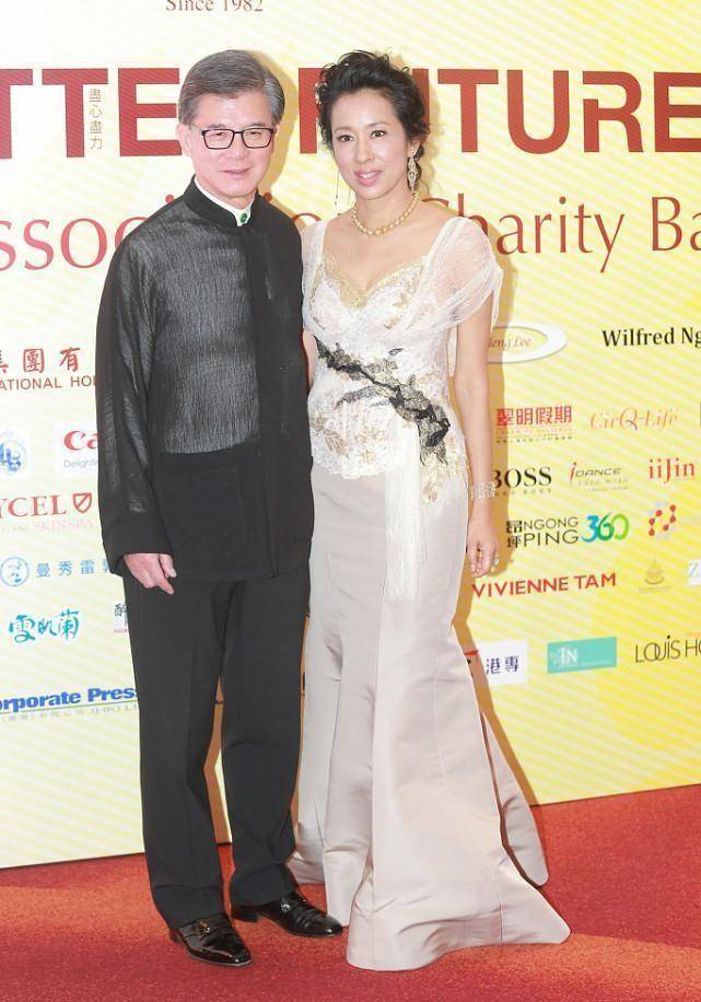 显得 朱玲玲和现任老公“难得同框”，穿柔纱裙太显气质，不亏是前港姐