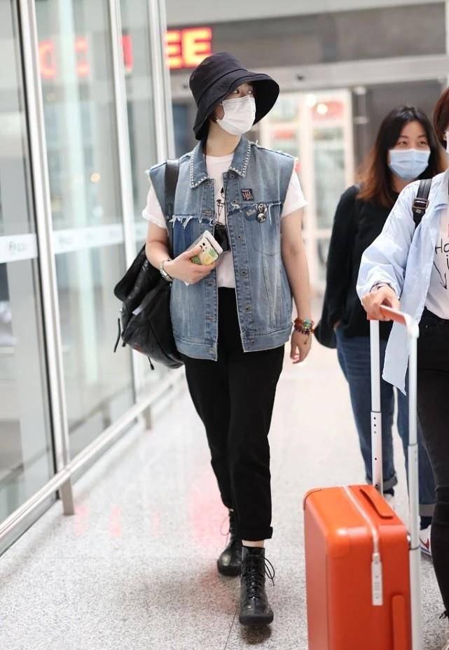 黑色 瘦下来的蒋欣真耐看，完全变成了“衣架子”，造型时髦又有女人味