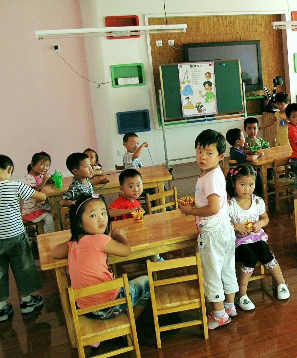 同学|江苏苏州一家幼儿园两幼童打闹，知名企业家一掌将对方男孩打倒