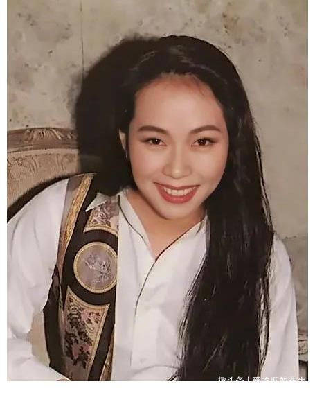 叶童 58岁叶童吃路边摊 人憔悴手腕瘦出青筋颈部肌肤松弛发型蓬松随意