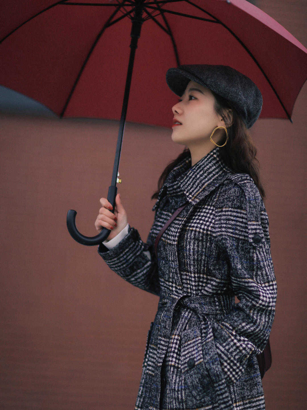 生活 秋冬季节“大衣”怎么穿？搭配针织衫和半身裙优雅大气，高级时髦