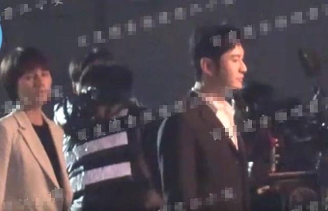 包装在片场拍到袁泉，不包装打光就是老阿姨，都是营销出来的气质！