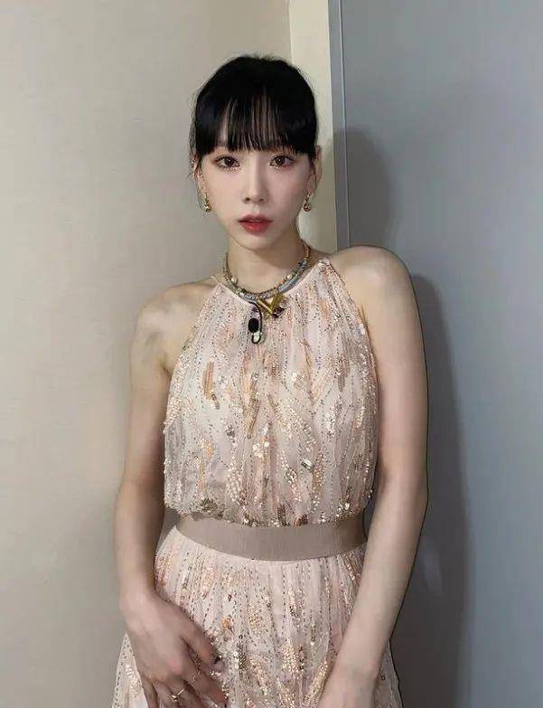 金发抄袭Lisa“太妹头”的佟丽娅一夜刷爆几亿播放量？内娱女爱豆都看跪了！