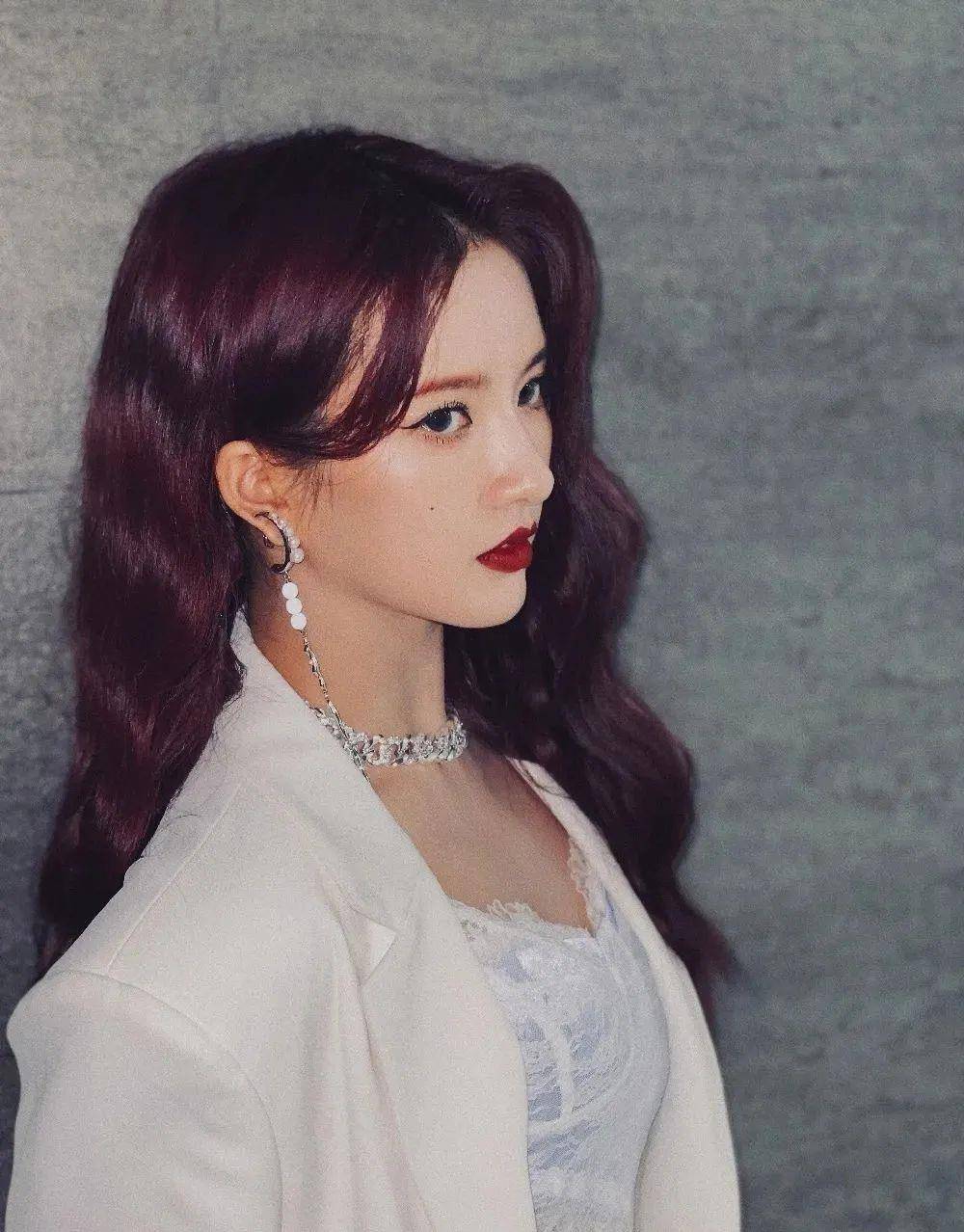 金发抄袭Lisa“太妹头”的佟丽娅一夜刷爆几亿播放量？内娱女爱豆都看跪了！