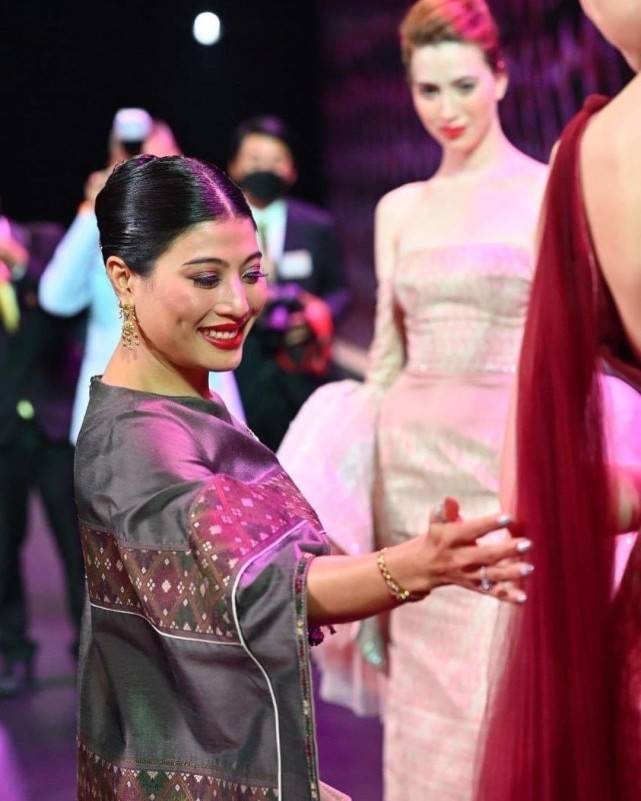 带感 泰国神兽公主的新衣好美!裹斗篷披风走路贼带感,窄腰长腿更吸睛