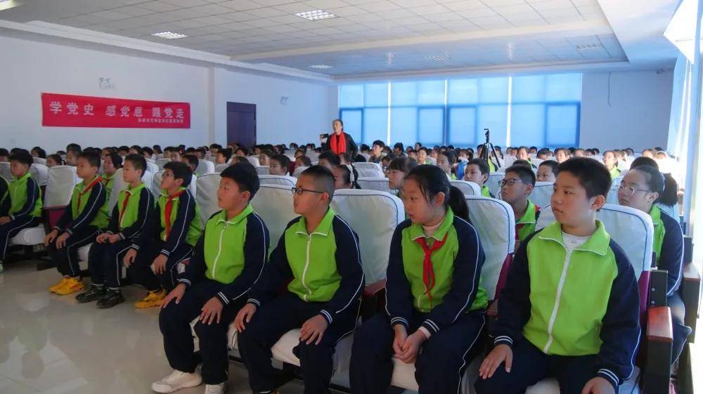 党史宣讲进校园|荣成市文明宣讲志愿服务团组织老党员走进好运角小学