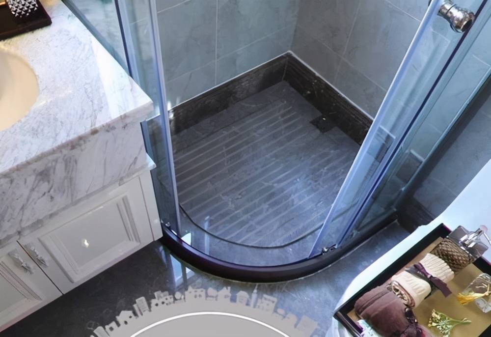 瓷砖头次见有钱人家淋浴房装这种地面，下水快还防滑，后悔发现晚了！