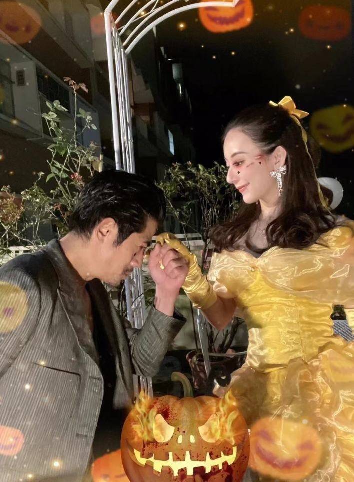 全买 方媛秒删万圣节合照！扮成公主被郭富城牵手，颈间戴超大钻石项链