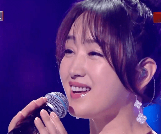 短裙 女星晚会 “杀”疯!皮衣烟熏妆,短裙险走光,66岁赵雅芝秀身材