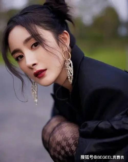 配饰 一身黑怎么穿更时髦?掌握这三个技巧,美得成熟又稳重