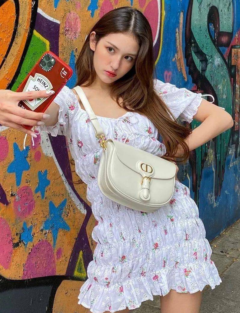金发抄袭Lisa“太妹头”的佟丽娅一夜刷爆几亿播放量？内娱女爱豆都看跪了！
