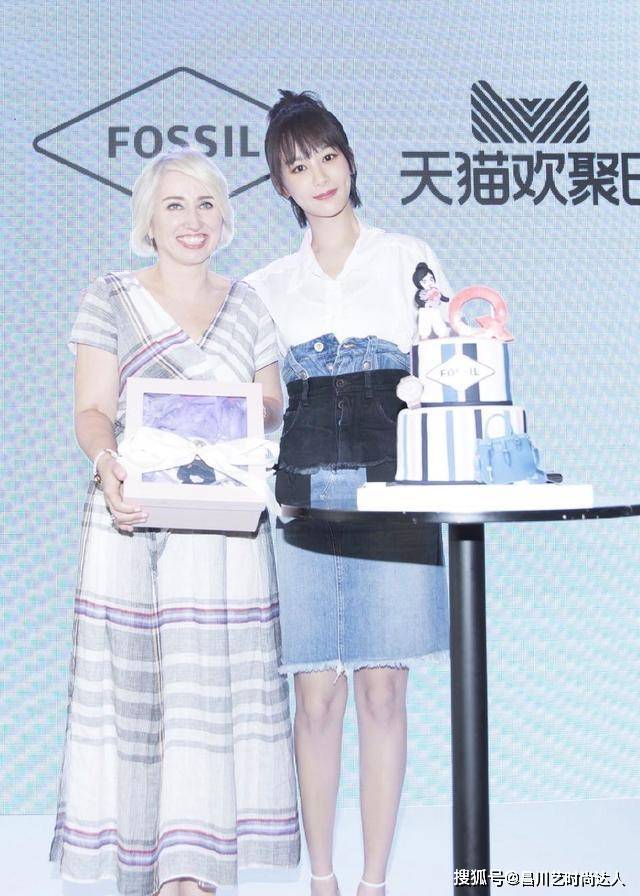 黑色 杨紫时尚感开挂了,剪掉牛仔短裙叠穿高腰半身裙,显瘦又时髦爆