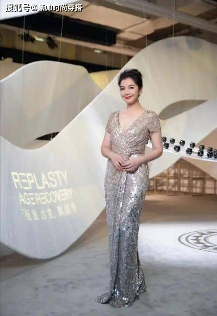 条纹 钟楚红又惊艳一回，穿白色西装配齐肩卷发现活动，60岁风韵犹存