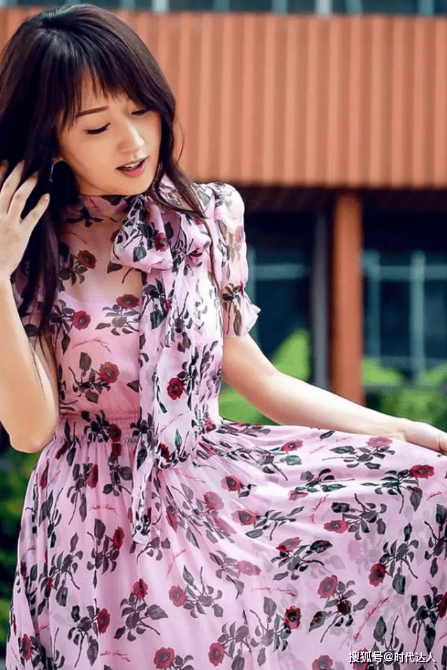颜色 杨钰莹又任性装嫩，穿粉色印花连衣裙配“初恋头”，嫩成24岁