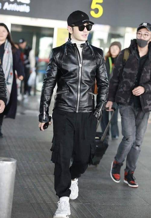 黑色 男星帅气出行，皮衣里内搭白色卫衣，42岁也不会显油腻感！