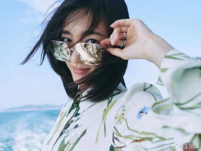 当红 女星王丽坤晒多组惊艳美图!雪肤玉貌太性感妩媚