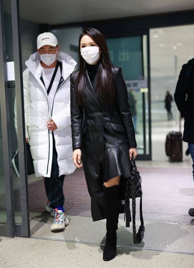 全黑 贴身的紧身小黑裤、打底裤等，削弱羽绒服的臃肿感，给人高挑纤瘦的感觉