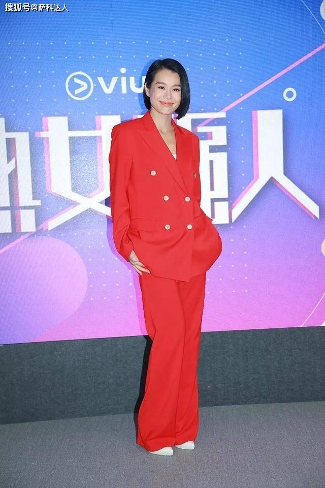 套装 胡杏儿气质开挂了，穿大红色西装套装气场全开，美成了全场焦点