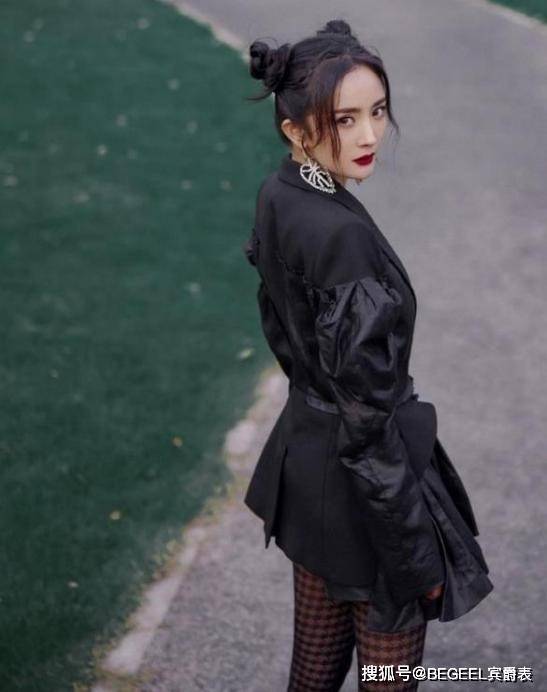 配饰 一身黑怎么穿更时髦?掌握这三个技巧,美得成熟又稳重