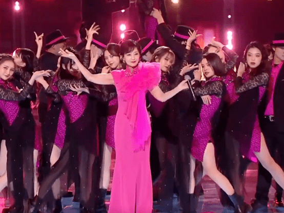 短裙 女星晚会 “杀”疯!皮衣烟熏妆,短裙险走光,66岁赵雅芝秀身材