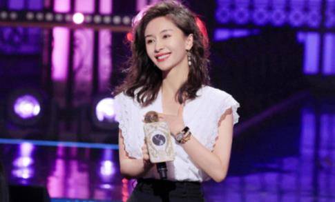 黑色 娱圈揭秘：王子文又成功穿出了170模特既视感，身材纤细，小个子可照穿