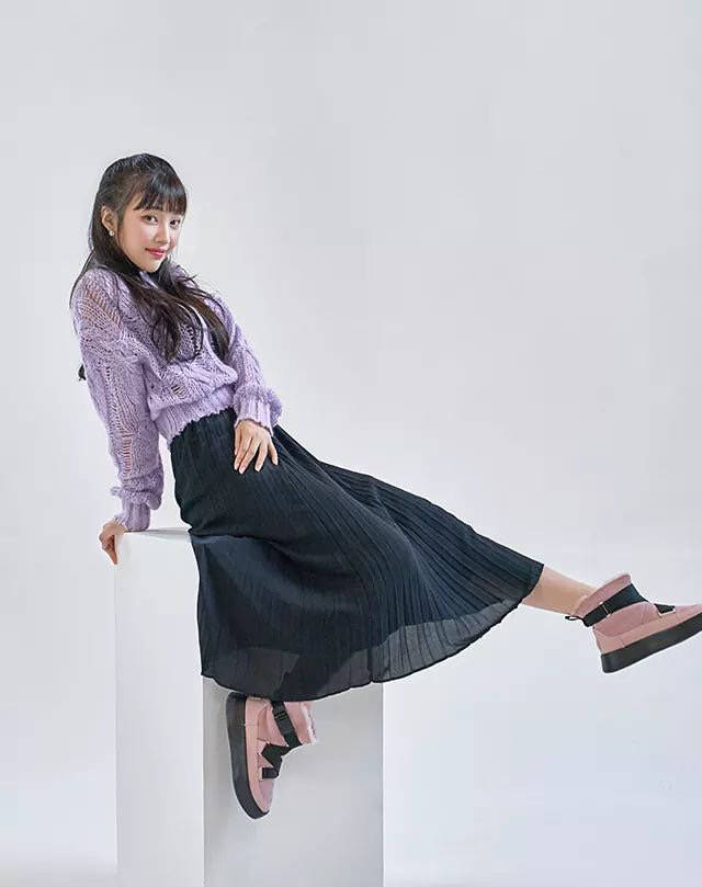 血色 她是韩团女成员，今穿格纹套装短裙配黑丝袜，24岁尽显复古性感