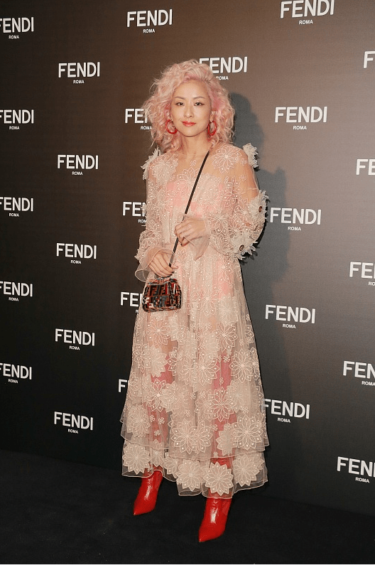 饱和度 真没认出这是陈奕迅老婆，人到中年粉发配粉裙硬装嫩，却不浮夸