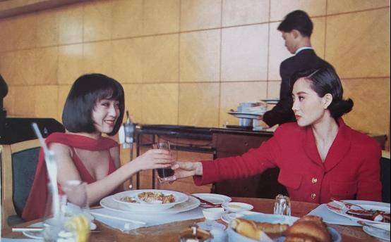 服装 92年的利智可真美,穿搭淑女还温柔,怪不得能迷住李连杰