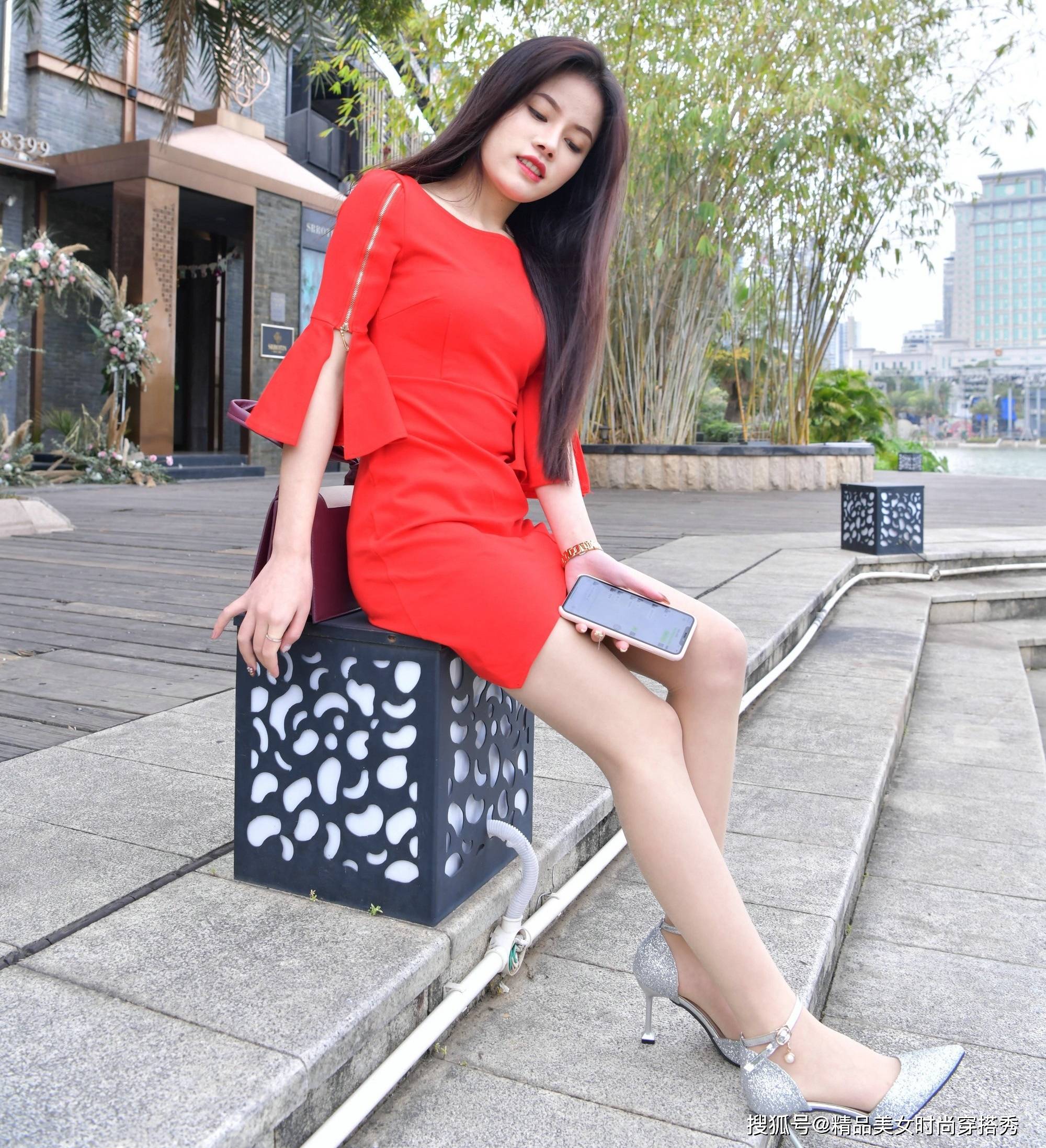 设计 街拍穿红色连衣裙的美女，性感的女人味十足