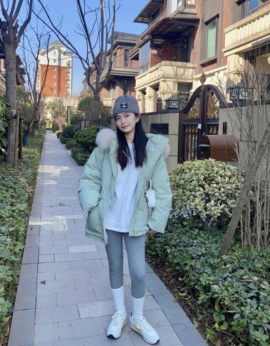 颜色 秋天就穿羽绒服？小姐姐特推5款，跟着小编学起来，又时尚还保暖