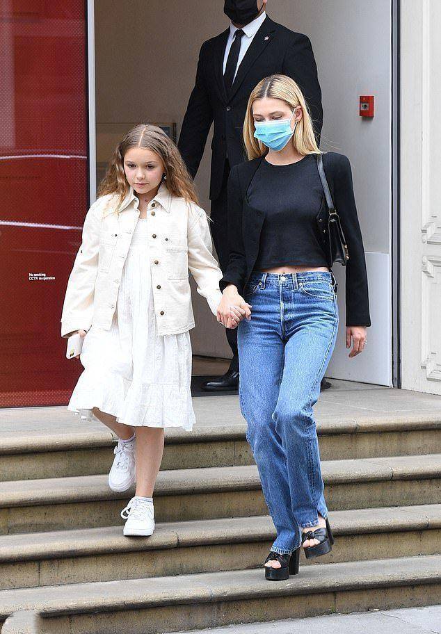 颜色 贝克汉姆女儿越长越美，穿衣时尚精致如公主，气质像妈脸像爸