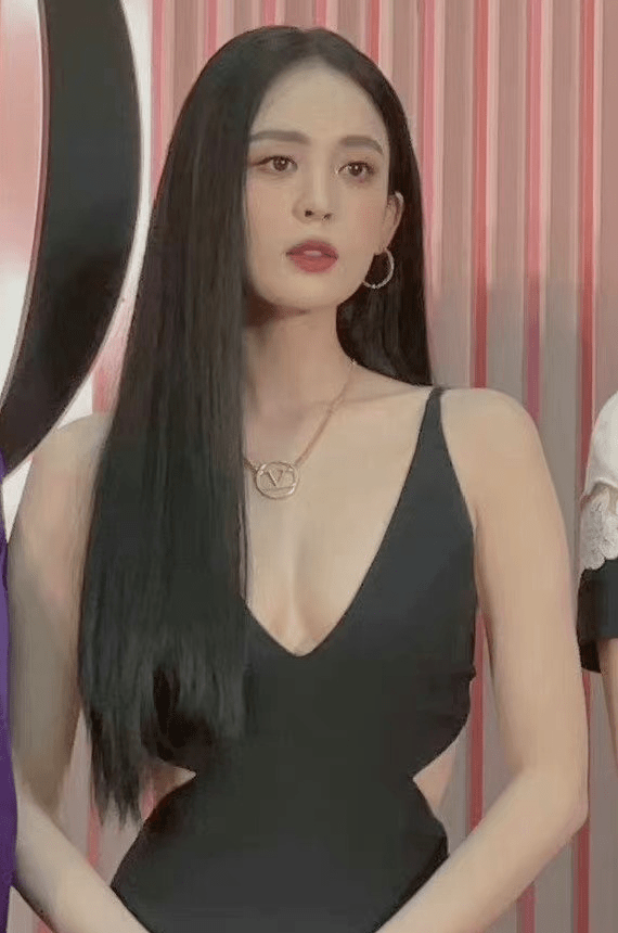 黑色关晓彤和娜扎同框，小5岁却被吊打，这些年她被造型师害苦了！