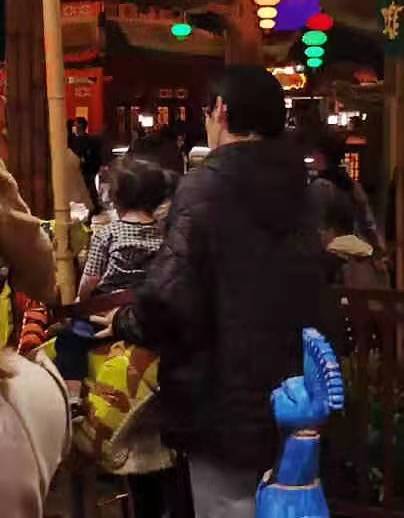 带着|郭碧婷带小奶黄玩旋转木马，向佐全程护在女儿身后，画面暖心有爱